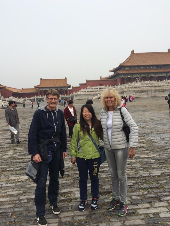 Beijing tour guide Rita and foreign friends at the Palace Museum(图1)
