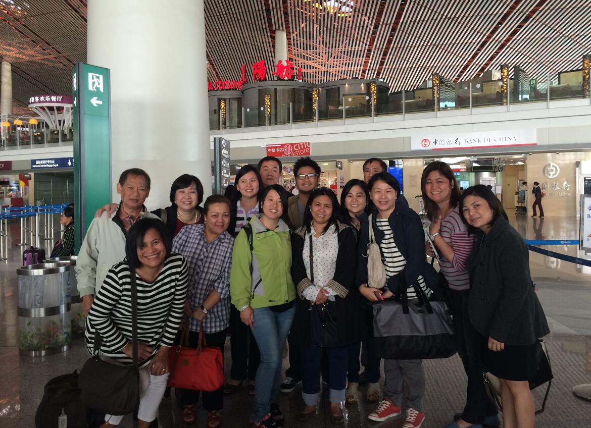Bejing tour guide Rita with foreign friends 09508(图1)