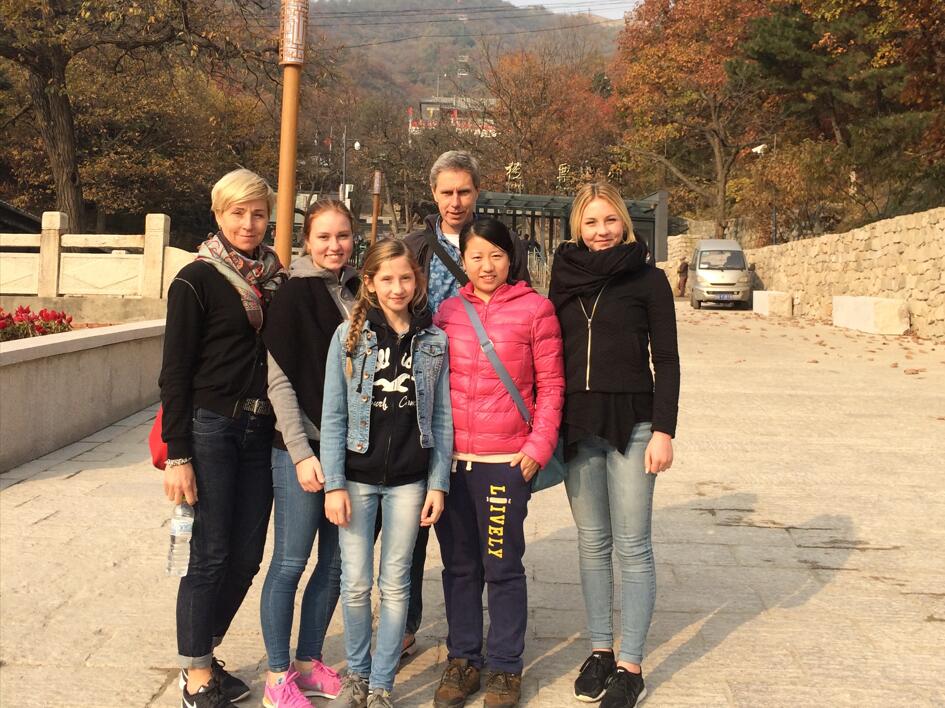 Bejing tour guide Rita with foreign friends 508(图1)